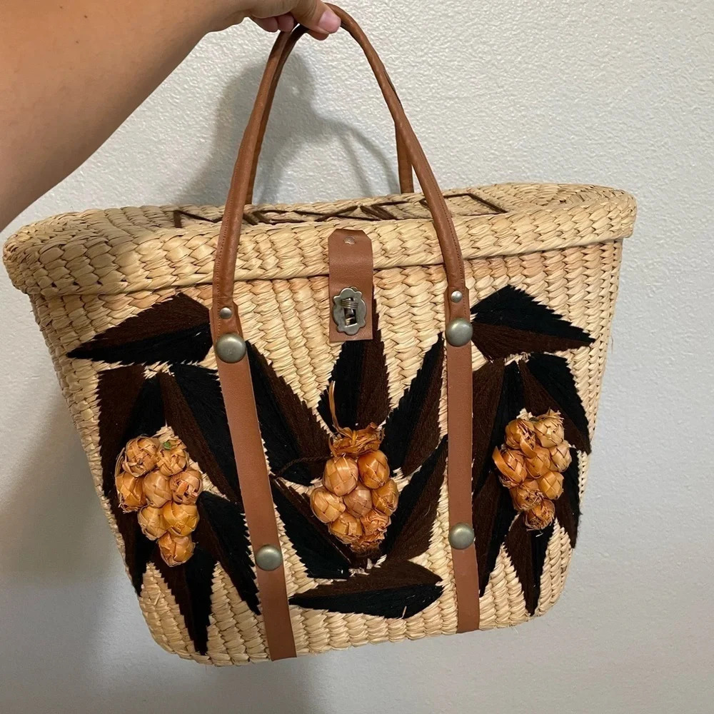 Vintage 60s Embroidered Straw Purse​​​
